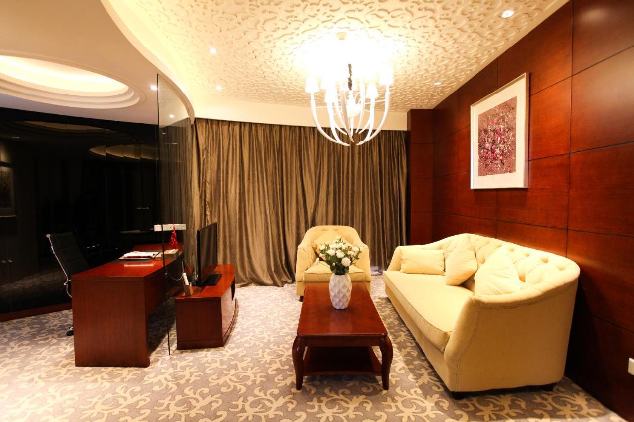 Отель Ramada Yangzhou Baoying Экстерьер фото
